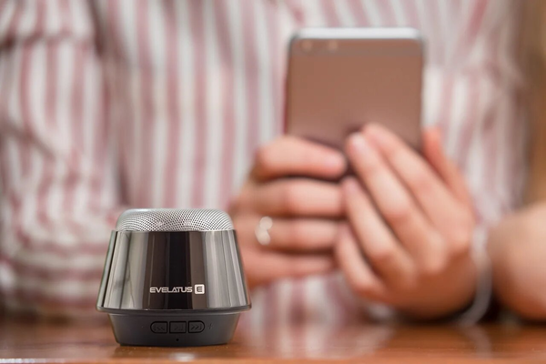 Evelatus universālais Bluetooth skaļrunis