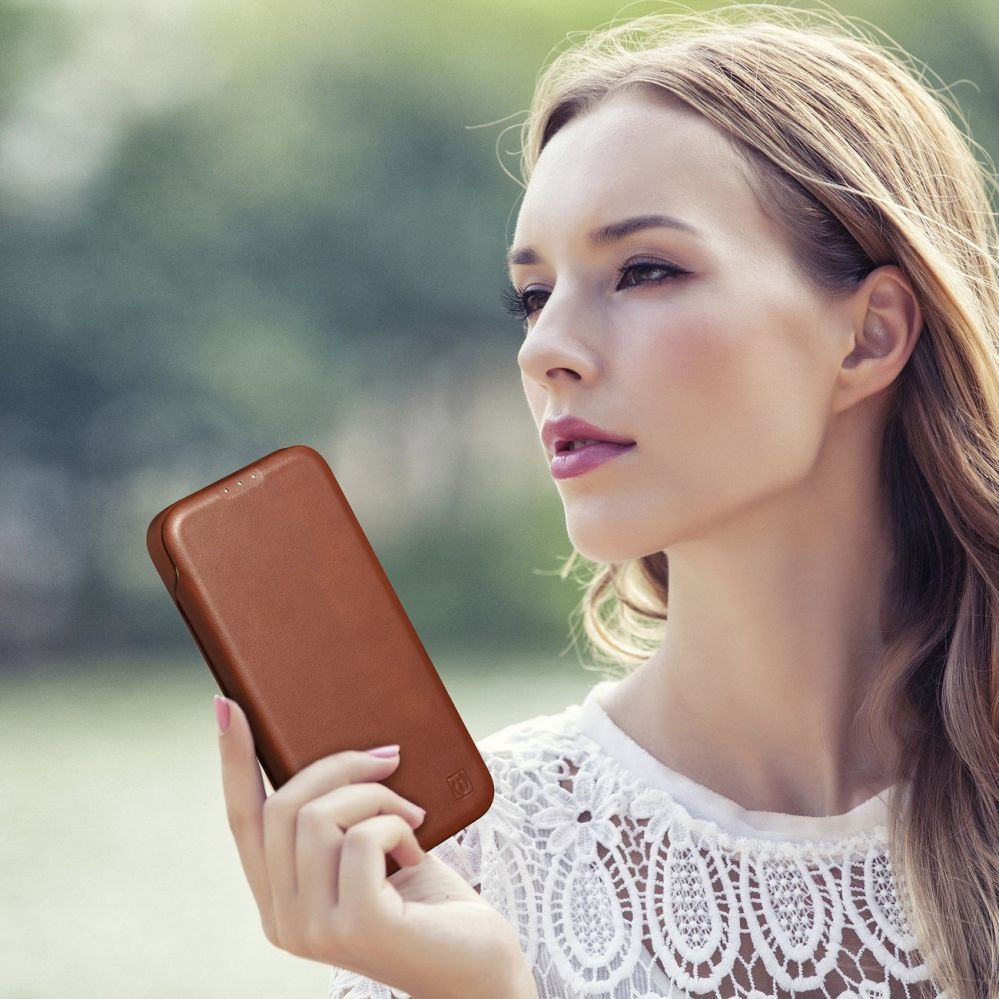 Tagakaaned iCarer iCarer CE Oil Wax Premium Leather Folio Case iPhone 14 Plus magnetic flip case MagSafe brown (AKI14220707-BN)