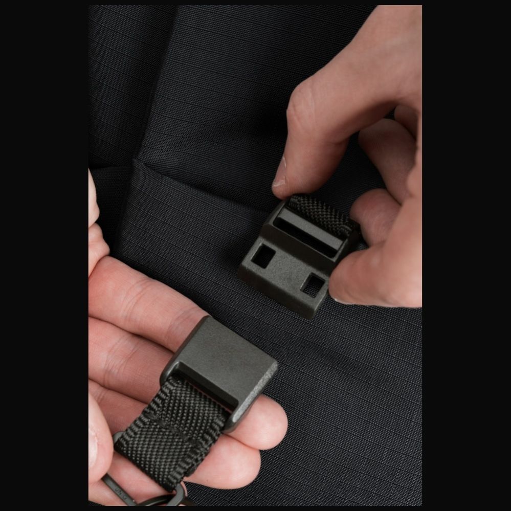 Citas preces UNIQ Uniq Arden Sling 2L bag - black